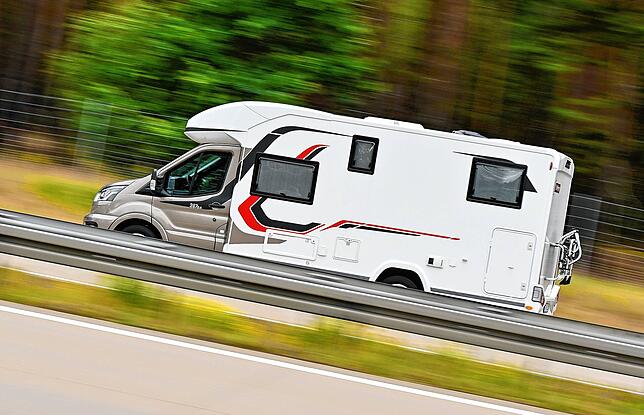 Ein Wohnmobil ist auf der Autobahn 13 unterwegs. Ab dem 19. Juni müssen Besitzer vom Wohnmobilen oder Wohnwagen mit Flüssiggasanlage ...