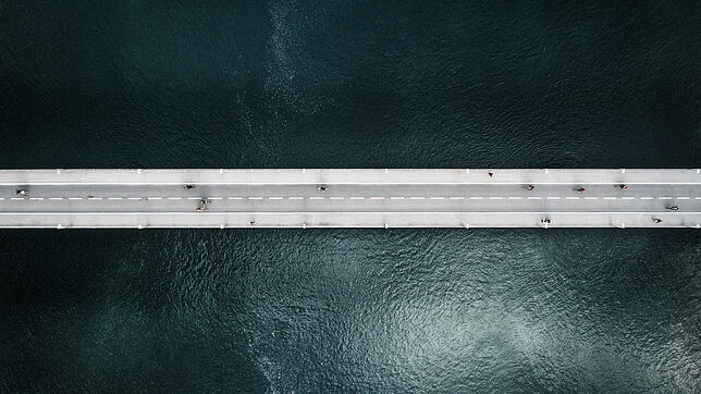 Bild : Hätten Sie's erkannt? Das ist die Konstanzer Fahrradbrücke von oben. Ein Fotograf zeigt mit seinen Bildern den Einfluss des Menschen auf die Natur – auch mit Bildern von hier