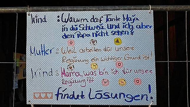 Proteste von getrennten Paaren und Familien Mitte April 2020 an der gesperrten Holzbrücke in Bad Säckingen.