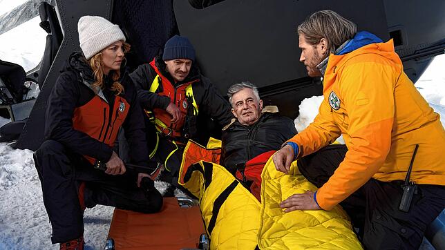 Robert Lohr wünscht sich mehr Action – und er bekommt sie: Die Bergretter Katharina (Luise Bähr, links), Tobi (Markus Brandl, ...
