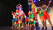 Als &bdquo;Blue Nose Group&ldquo; zeigen sich die Stiefelhansel Unadingen beim Öschabend als tänzerische Clown-Talente. Bilder: Gerold ...