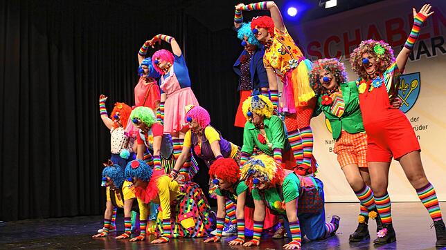Als &bdquo;Blue Nose Group&ldquo; zeigen sich die Stiefelhansel Unadingen beim Öschabend als tänzerische Clown-Talente. Bilder: Gerold ...