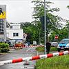 (Archivbild von Juli 2024) Rotes Absperrband sperrt das Gelände um die Eni-Tankstelle am Morgen nach den Schüssen großzügig ab.