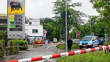 (Archivbild von Juli 2024) Rotes Absperrband sperrt das Gelände um die Eni-Tankstelle am Morgen nach den Schüssen großzügig ab.