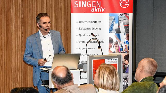 Michael Sommer vom Institut für Demoskopie in Allensbach berichtet beim Unternehmerforum von Singen aktiv über die Stimmung im Land ein ...