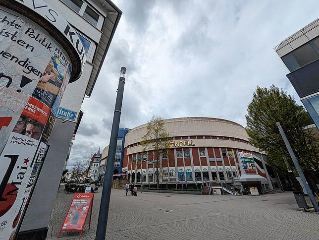 Das Schwenninger City-Rondell ist 1980 eingeweiht worden. Das runde Fassade zur Fußgängerzone hin erinnert an die Firma Mauthe, die dort ...