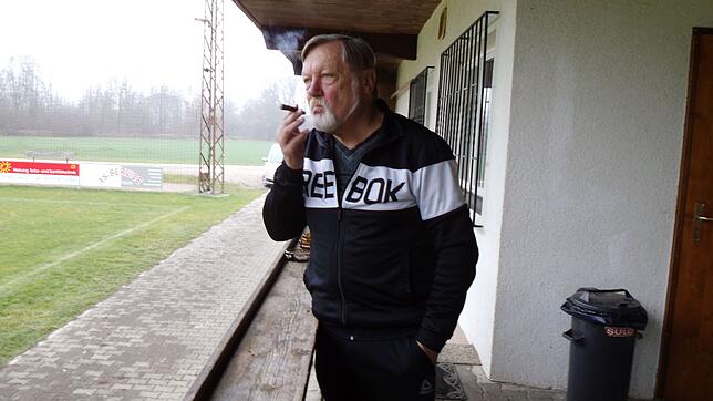 Klaus Blakowski war 29 Jahre Vorsitzender des SV Stühlingen und ist heute Vereinsheim-Wirt. Zigarren sind das Markenzeichen von Klaus ...