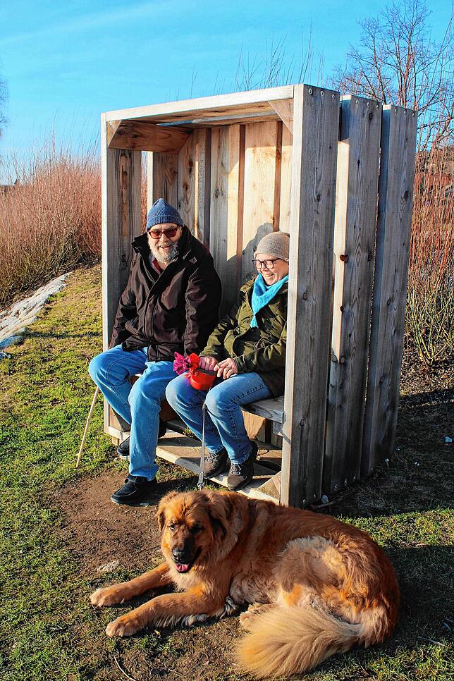 Reinhard und Angelika Meisberger kommen mit ihrem Hund Socke regelmäßig um die Stimmungen am See zu genießen.
