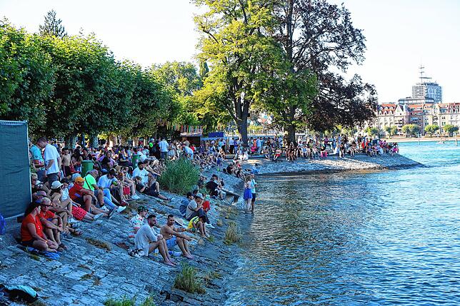 Bild 1: Seenachtfest 2024: Bald beginnt das große Feuerwerk und die Besucher strömen ans Bodenseeufer