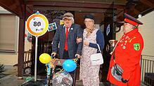 Rentner-Schultes Daniel Heß in Begleitung von Senior-Mitarbeiterin Birgit Landgraf begrüßt Narrenbolle Christa Müller zur 80er-Party im ...