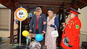 Rentner-Schultes Daniel Heß in Begleitung von Senior-Mitarbeiterin Birgit Landgraf begrüßt Narrenbolle Christa Müller zur 80er-Party im ...