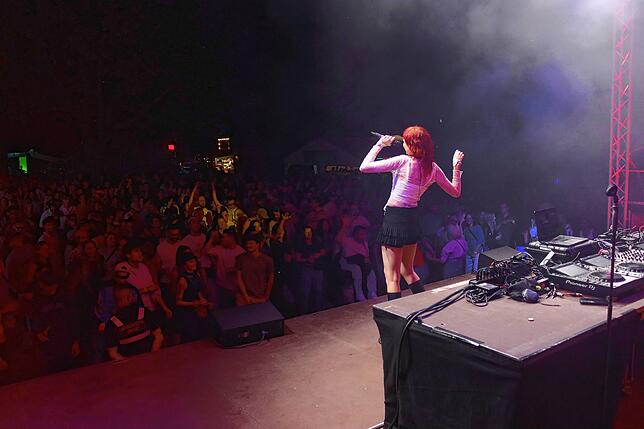 Bild 10: 1000 Besucher feiern eine Beachparty im Uferpark