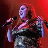 Mit diesem Kleid steht Beth Ditto auf Kriegsfuß – wenig später zieht sie sich um.