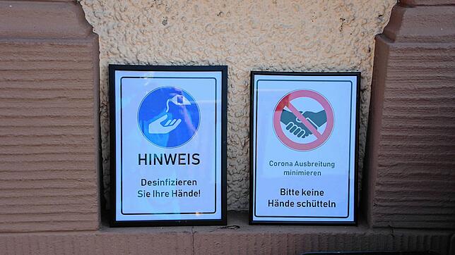 Manch einen erinnert die Schilderflut im Gastgewerbe an eine deutsche Landstraße. Wie lange die Vorschriften bleiben, ist nicht abzusehen.