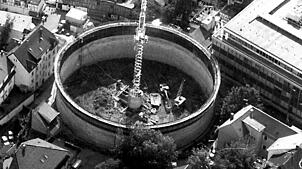 (Archivbild) So sah das Baudrama im Jahr 1989 von oben aus. Touristen rätselten, was für ein Bauwerk das wohl werden solle.