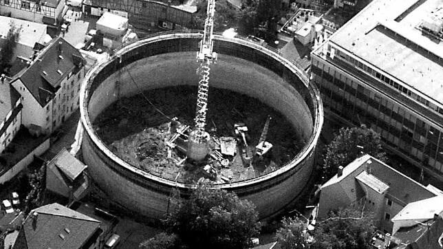 (Archivbild) So sah das Baudrama im Jahr 1989 von oben aus. Touristen rätselten, was für ein Bauwerk das wohl werden solle.