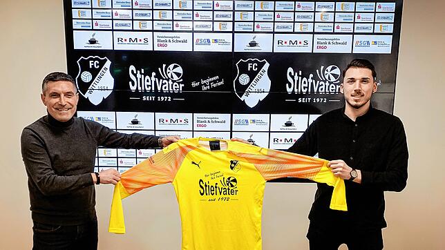 Neu beim FC Wittlingen. Teammanager Antonio Ratto (links) begrüßt den neuen Torhüter Alexandre Danelion beim Landesligisten im Kandertal.