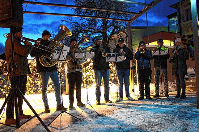 Eine kleine Abordnung der Gugge spielt adventliche Lieder und sorgt damit für zauberhafte Stimmung auf dem Dorfplatz.