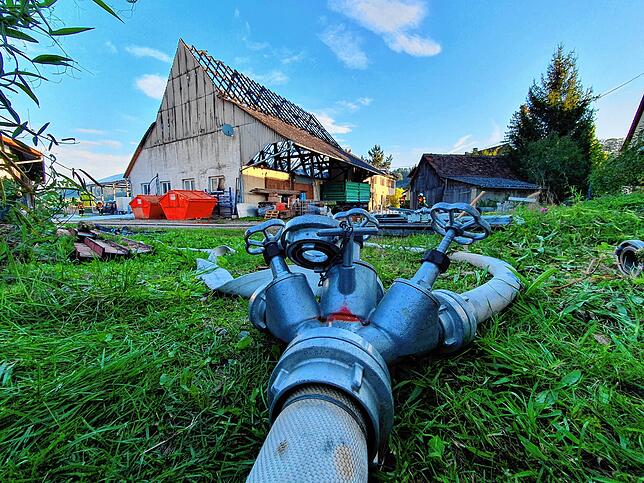 Die Versorgung mit Wasser aus umliegenden Hydranten konnte sichergestellt werden.