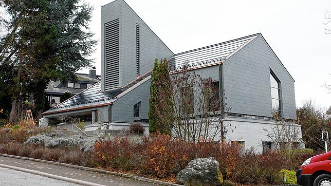 Die evangelische Auferstehungskirche in Litzelstetten: Hier hat ein inzwischen 49-Jähriger vor rund einem Jahr während eines ...