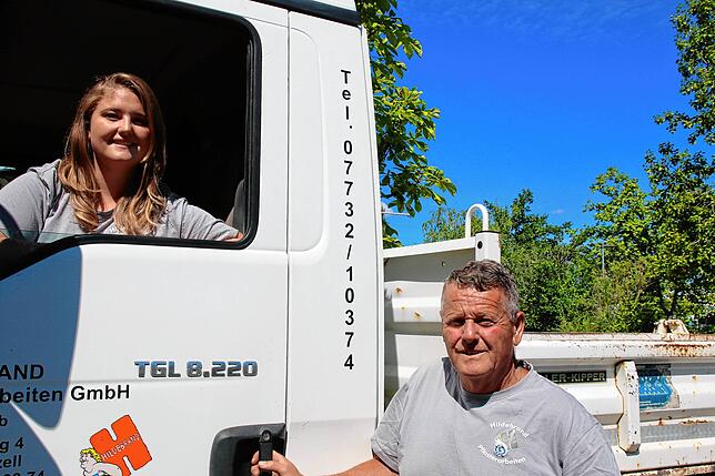 Der LKW-Führerschein von Marie-Luise Hildebrand ist noch ganz frisch. Vater Dieter Hildebrand ist stolz auf seine Tochter, die in seiner ...