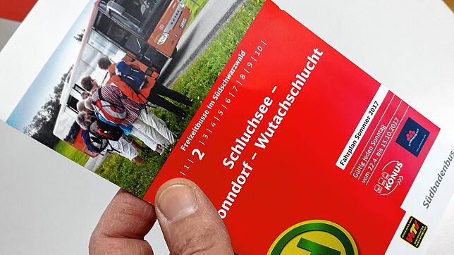 Faltblätter informieren über die Fahrzeiten der Freizeitbusse im Kreis Waldshut.