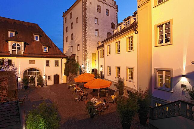Zu seinen Hotelzeiten war der Hof des Bischofschlosses mit einer Gastronomie belebt. Eine solche steht auch auf dem Wunschzettel für die ...
