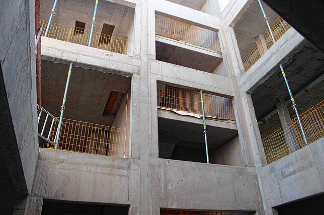 Blick in den Rohbau der neuen Realschule. Viel Licht soll auch später noch in das Gebäude-Innere gelangen.