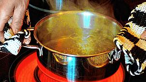 Für das Trinkwasser in Vöhrenbach und Langenbach gilt vorerst: abkochen, mindestens drei Minuten lang, bevor man es trinkt. Bild: dpa
