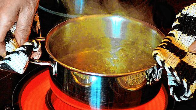 Für das Trinkwasser in Vöhrenbach und Langenbach gilt vorerst: abkochen, mindestens drei Minuten lang, bevor man es trinkt. Bild: dpa