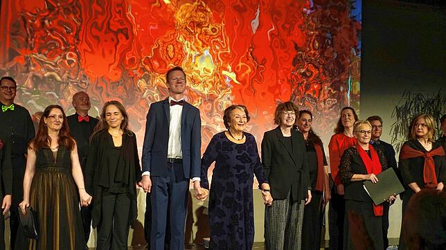 Gesangspädagogin und Stimmbildnerin Ruth Frenk (Mitte) mit Helge Herr und Bette Bayer inmitten ihrer Solisten und Choristen auf der ...