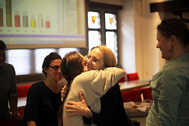 Freude unter Frauen: Christine Finke herzt ihre neue Fraktionskollegin Verena Faustein (links).
