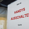 &bdquo;Bitte die Handys ausschalten&ldquo; &ndash; solche Hinweise gibt es mittlerweile vielerorts. Wie es an den Schulen geregelt wird, ...