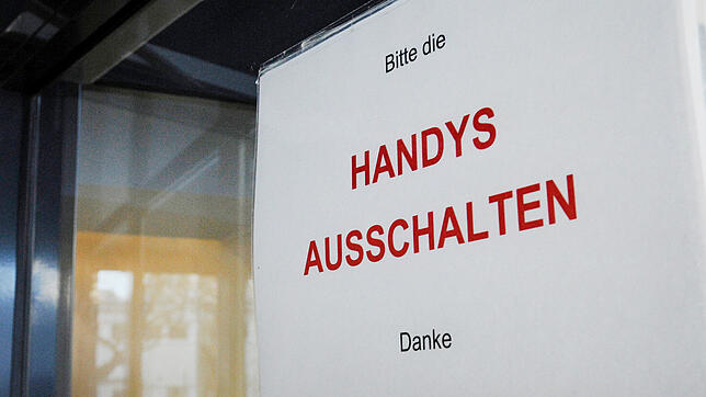&bdquo;Bitte die Handys ausschalten&ldquo; &ndash; solche Hinweise gibt es mittlerweile vielerorts. Wie es an den Schulen geregelt wird, ...