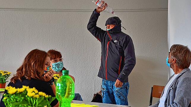 &bdquo;Ist das Kunst?&ldquo; fragt Kunstdozent Davor Ljubcic und gießt sich eine Flasche Wasser über den Kopf, um zu künstlerischer ...