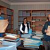 Martin Blümcke mit seinen Helfern Claudia Fräßle und Winfried Gerteis (von rechts) arbeiten das Hochsaler Pfarrarchiv auf.
