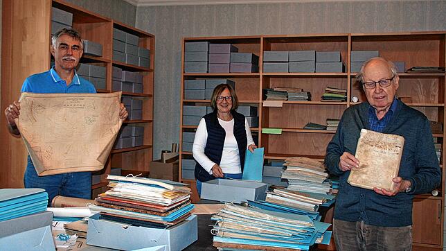 Martin Blümcke mit seinen Helfern Claudia Fräßle und Winfried Gerteis (von rechts) arbeiten das Hochsaler Pfarrarchiv auf.