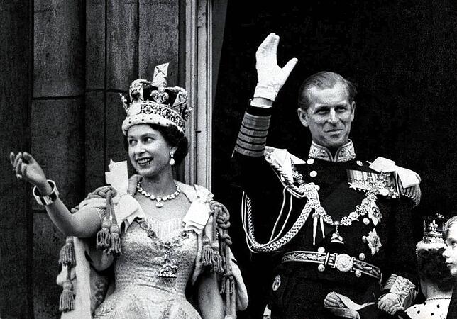 Königin Elizabeth II. von Großbritannien und ihr Mann Prinz Philip, Herzog von Edinburg (in der Uniform eines Marineadmirals), winken ...