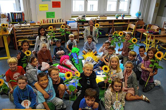 In der Klasse M6 der Stephansschule Konstanz, nehmen die Drittklässler mit ihrer Lehrerin Helene Eden die Erstklässler erwartungsvoll auf.