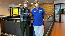 Werner Fleig (links) bedankt sich beim leitenden Oberarzt der Helios Klinik Rottweil, Uwe Jörgens. Viele Wochen hat Fleig als Patient ...