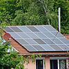 Eine Solaranlage auf einem Dach in Radolfzell. Diese Art von Kraftwerk soll künftig nicht mehr im Fokus der Förderung durch die Stadt ...