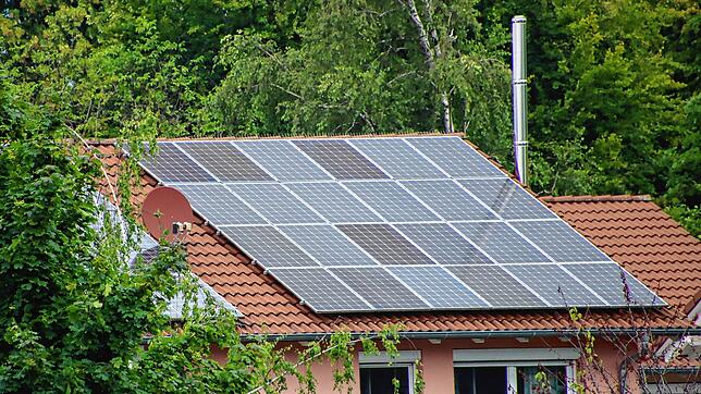 Eine Solaranlage auf einem Dach in Radolfzell. Diese Art von Kraftwerk soll künftig nicht mehr im Fokus der Förderung durch die Stadt ...