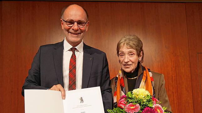 Zwei, die sich gut verstehen, sich aber auch einmal streiten können: Oberbürgermeister Bernd Häusler und die neue Ehrenring-Trägerin der ...