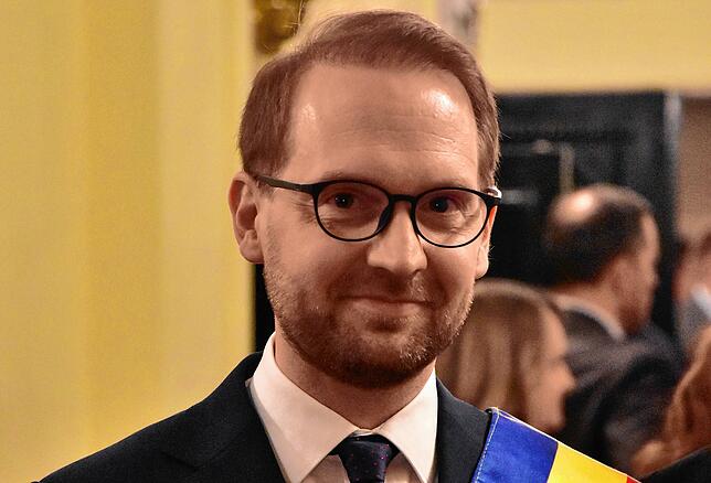 Dominic Fritz mit Amtsschärpe, aufgenommen 2023 in der Oper von Temeswar.