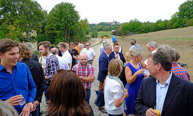 Groß war das Interesse am Spatenstich: Im Hintegrund rechts die künftigen Bauflächen mit Aufkirch im Hintergrund.