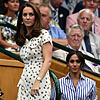 Ist ihr Verhältnis angeknackst? Die britischen Herzoginnen Kate (links) und Meghan beim gemeinsamen Besuch des Tennisturniers Wimbledon ...