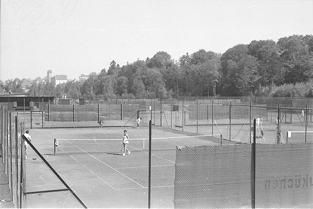 Tennis wird im Tiefental noch immer gespielt. Die Sand- und Hartplätze erfreuen sich bei den Sportlern großer Beliebtheit.