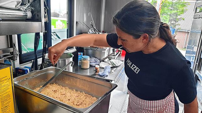 Polizeiobermeisterin Stefanie H. bei der Zubereitung von warmem Essen für Kollegen und Bedürftige.