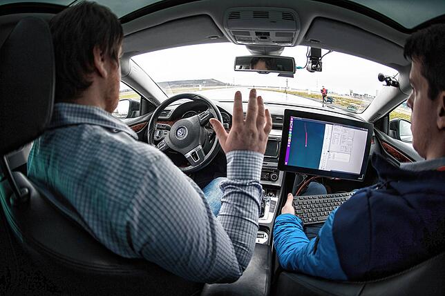 Forscher der RWTH Aachen fahren im Self Driving Lab (Anwendungslabor für automatisierte Fahrfunktion) auf einer Teststrecke.