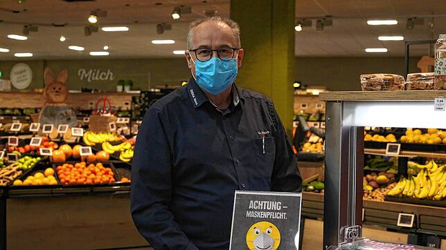 Das Schild wird Ulrich Haas am Montagmorgen nicht mehr aufstellen: Auch im Edeka in St. Georgen wird, entsprechend der Regeln des ...